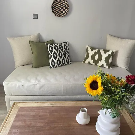 מלון דירות Rania Sea View 3*