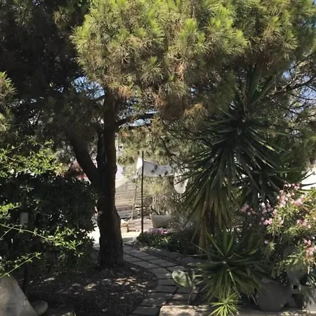 Ξενοδοχείο με διαμερίσματα Rania Sea View 3*